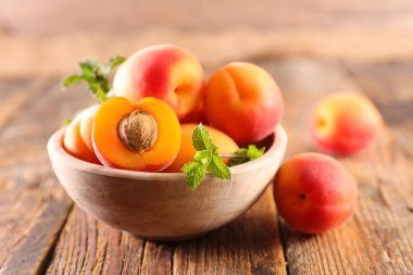 ahşap arka plan üzerinde taze kayısı