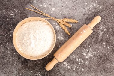 Kase un ve oklava karanlık arduvaz arka plan üzerinde