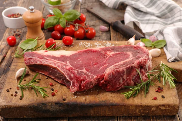 Rauwe Biefstuk Aan Boord — Stockfoto