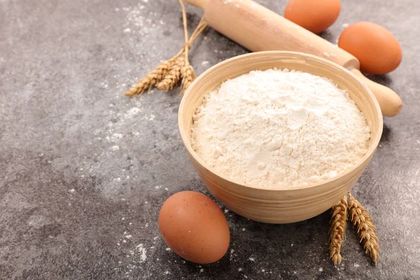 Kase un ve yumurta karanlık arduvaz arka plan üzerinde