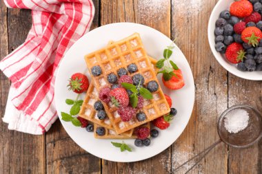 Waffle arka plan üzerinde çilek ile yakın çekim