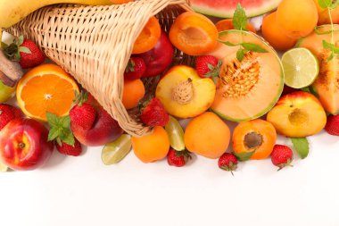 Beyaz arka plan üzerinde çeşitli yaz meyve
