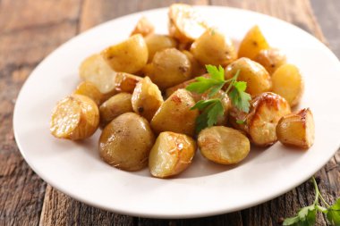 arka planda, kavrulmuş patates tabak kadar yakın