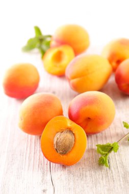 taze kayısı ve arka plan, yapraklarda kapat