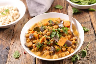 Patlıcan köri ve pilav arka plan üzerinde Kapat