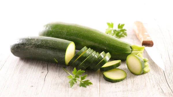Zucchini Scheiben Und Messer Hintergrund Nahaufnahme — Stockfoto