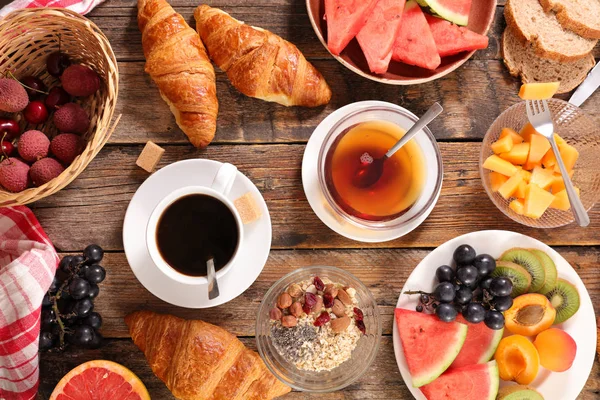 Ahşap Arka Plan Üzerinde Sağlıklı Kahvaltı — Stok fotoğraf
