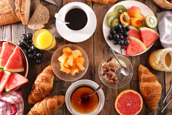 Café Com Frutas Cereais Croissant Fundo Mesa Madeira — Fotografia de Stock