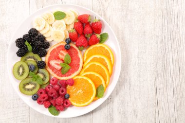 meyve salatası, ahşap masa arka plan üzerinde yeme sağlıklı