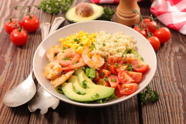 karışık sebze salatası ve karides