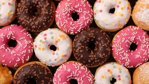 Сладкие Вкусные Пончики Красочной Глазурью — стоковое фото