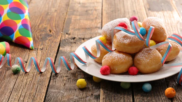 Süße Leckere Donuts Auf Holztischhintergrund — Stockfoto