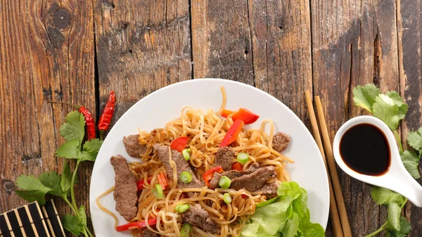 Fideos Fritos Con Carne Res Pimiento —  Fotos de Stock