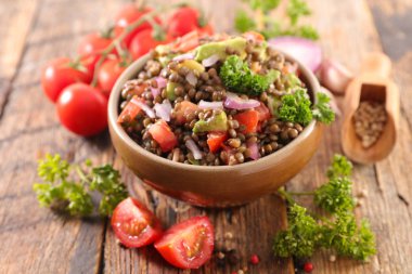 domates, soğan ve avokado mercimek salatası