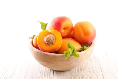 Ahşap masa arka plan üzerinde taze kayısı