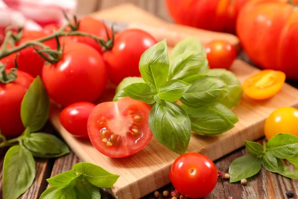 Tomates Albahaca Sobre Fondo Mesa Madera — Foto de Stock