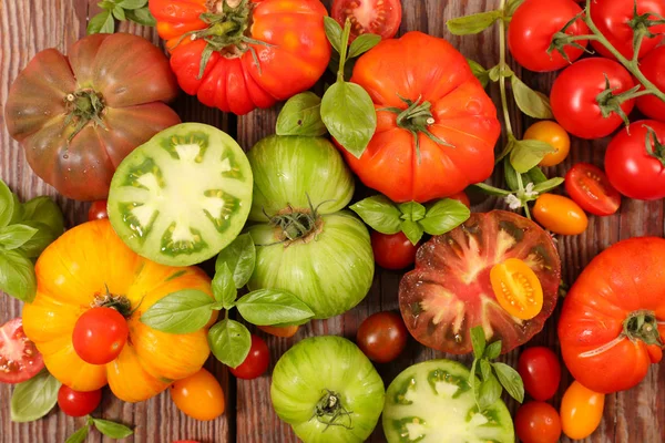 Verschiedene Sorten Von Tomaten Auf Holztischhintergrund — Stockfoto