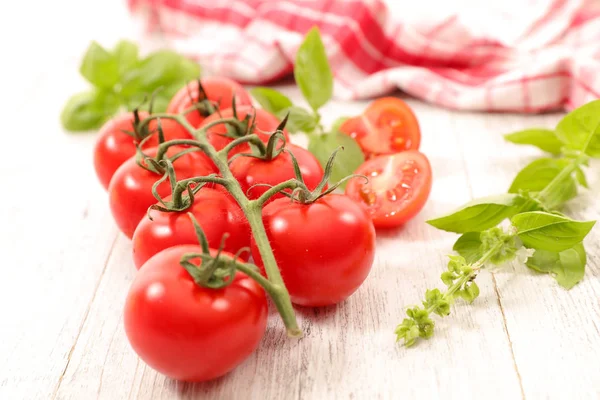 Tomates Albahaca Sobre Fondo Mesa Madera — Foto de Stock