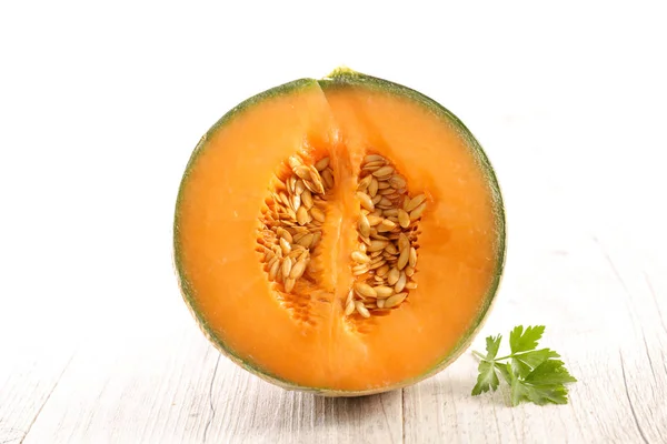 Hälften Mogen Gul Melon Trä Bakgrund — Stockfoto