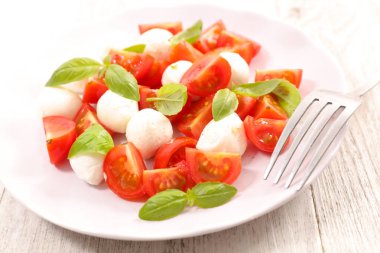 ahşap masa arka plan üzerinde Caprese salatası
