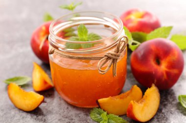 sebze suyu ve beyaz zemin üzerine malzemeler