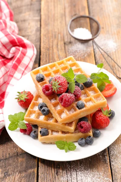 Waffles Com Frutas Prato Sobre Fundo Mesa Madeira — Fotografia de Stock