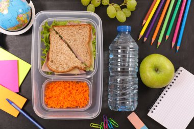 okul öğle yemeği kutusu ileti örneği arasında masadaki
