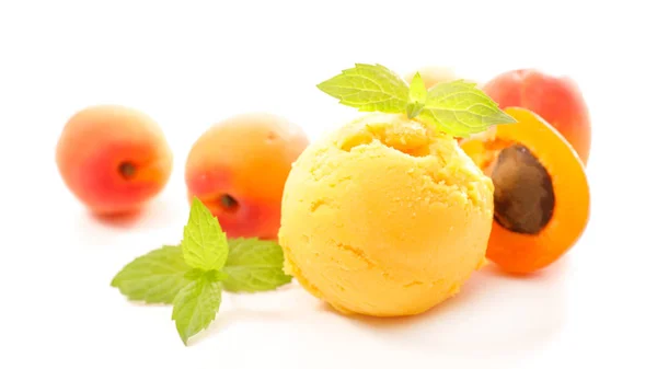 Gelato All Albicocca Con Albicocche Crude — Foto Stock