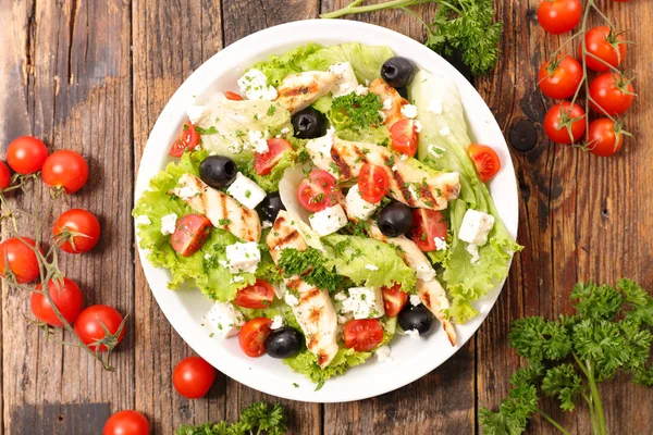 Salada Com Filé Frango Fundo Mesa Madeira — Fotografia de Stock