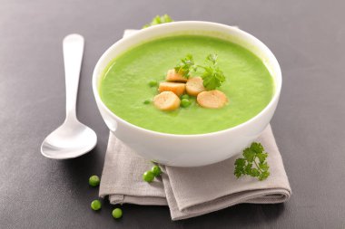 Beyaz kase yeşil bezelye çorbası