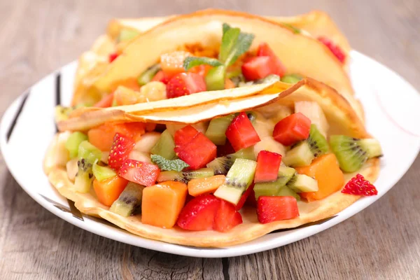 Panquecas Deliciosas Com Frutas Prato Branco — Fotografia de Stock