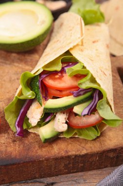 sandviç şal, tortilla ekmeği ve sebze