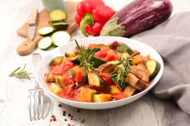 Ratatouille patlıcan, kabak ve domates ile