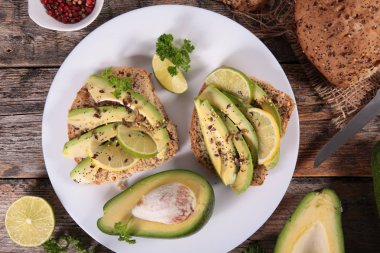 avokado ile tost ekmek, görünümü kapatın