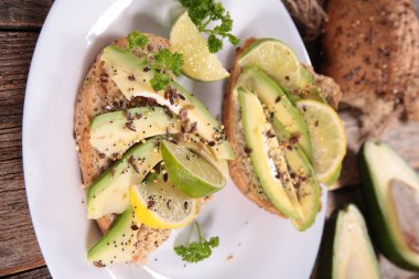 avokado ile tost ekmek, görünümü kapatın