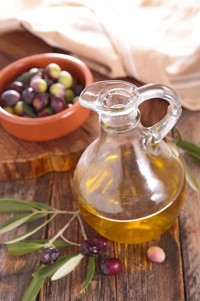 Huile Olive Bocal Verre Olives Sur Table Bois — Photo