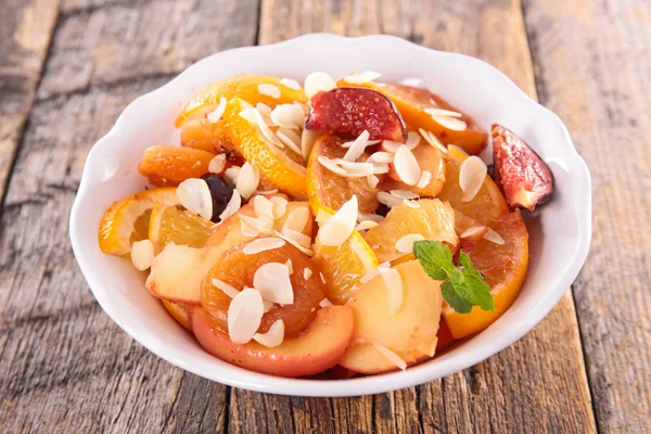 Schüssel Mit Leckerem Frischen Obstsalat Auf Holztisch — Stockfoto