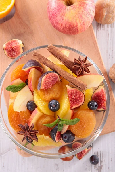 Ciotola Con Deliziosa Macedonia Frutta Fresca Sul Tavolo Legno — Foto Stock