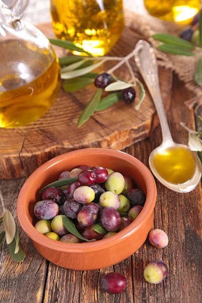 Olivový Olej Skleněné Nádobce Olivami Dřevěný Stůl — Stock fotografie