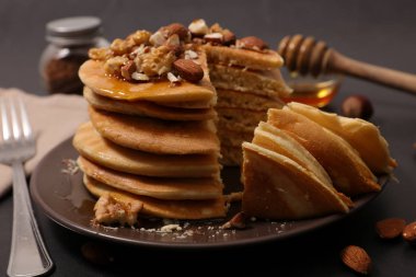 Bir yığın krep ve fındık, görünümü kapatın