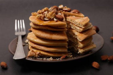 Bir yığın krep ve fındık, görünümü kapatın