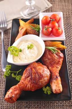 kızarmış tavuk budu ve sos