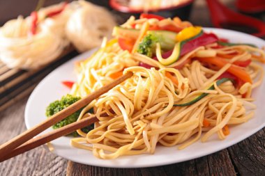 Sebzeli kızarmış erişte.