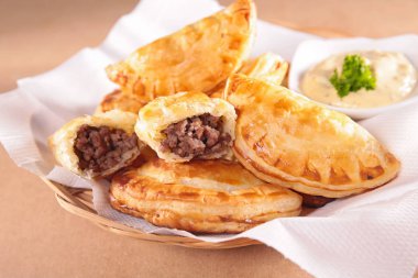Empanada sığır eti ile görünümü kapatın