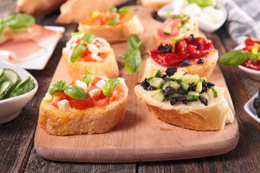 bruschettas ahşap tahta üzerinde çeşitli