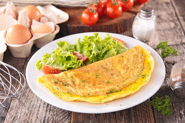 Omelete Salada Prato Branco — Fotografia de Stock