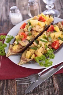 Taze iştah açıcı dolum sebze ile patlıcan