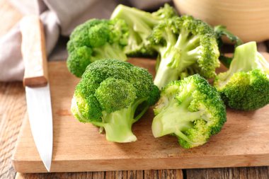 brokoli ahşap tahta üzerinde görünümü kapatın