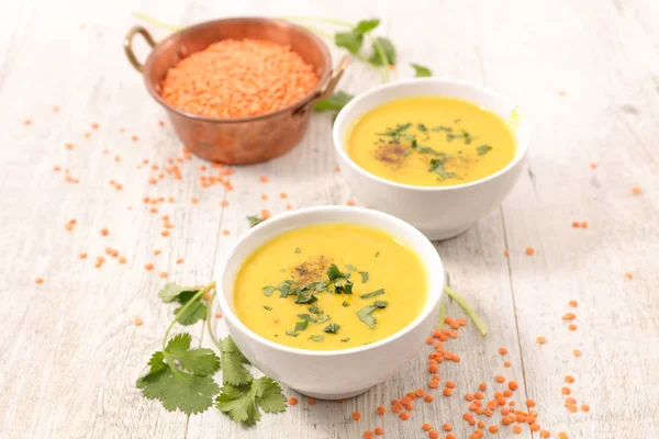 レンズ豆のスープとコリアンダーのボウル — ストック写真
