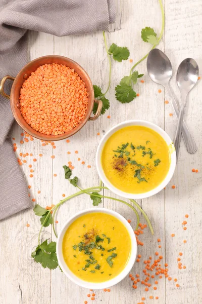 レンズ豆のスープとコリアンダーのボウル — ストック写真